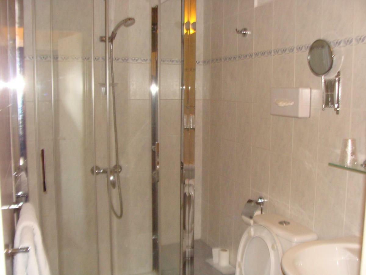 Logis La Gamade Hotell Donzenac Eksteriør bilde
